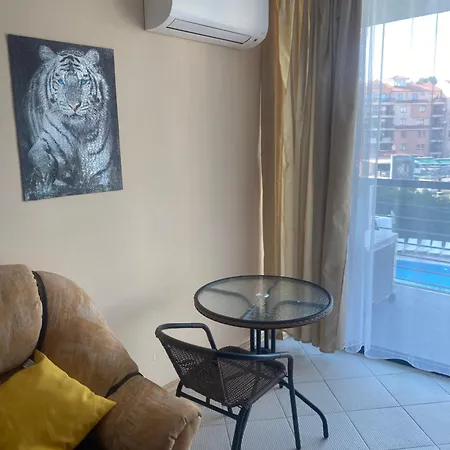 Apartmán двустаен с гледка басейн 300 от плажа